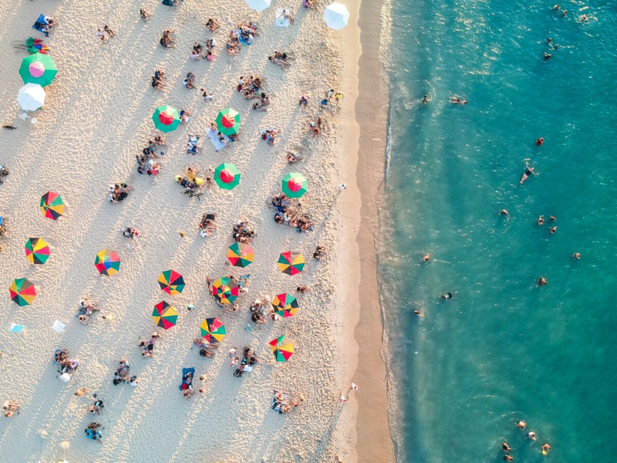 découvrez notre sélection de parasols de plage pour profiter du soleil et de la mer en toute tranquillité.