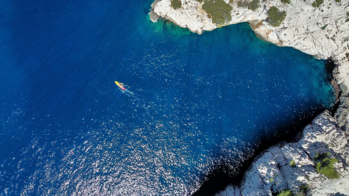 découvrez la beauté naturelle de la péninsule de cassis, entre criques sauvages et eaux cristallines. profitez d'un cadre préservé et d'une ambiance authentique lors de votre séjour à cassis.