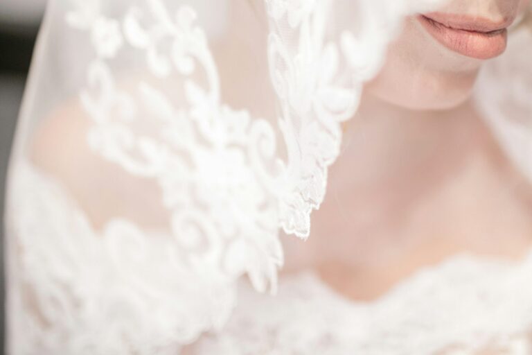 découvrez notre collection de robes de cérémonie pour un look élégant et raffiné. trouvez la robe parfaite pour votre prochaine occasion spéciale.