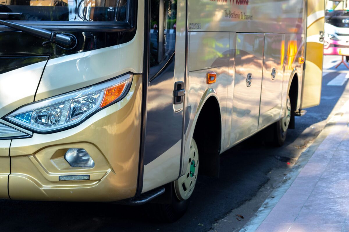 découvrez les charmes de la ville à bord d'un bateau-bus, une manière originale et pittoresque de naviguer sur les cours d'eau tout en admirant les paysages urbains.