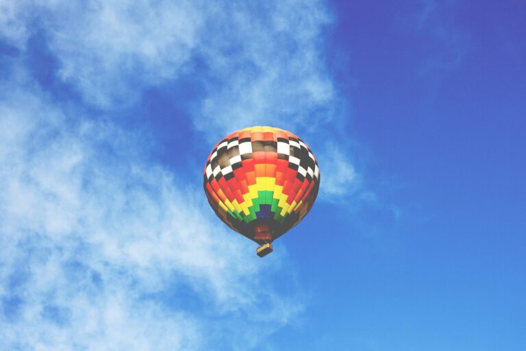 découvrez le plaisir inoubliable d'un vol en montgolfière avec balloon flight. réservez votre expérience unique dès maintenant et envolez-vous pour une aventure à couper le souffle.