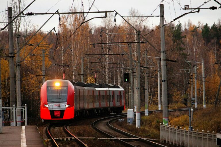 découvrez notre collection de trains, des modèles réduits aux trains électriques, idéaux pour les passionnés de chemin de fer.