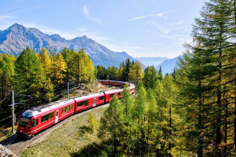 découvrez tout sur les trains, de leur histoire fascinante à leur rôle essentiel dans le transport moderne, avec des infos sur les différents types de trains et leur fonctionnement.