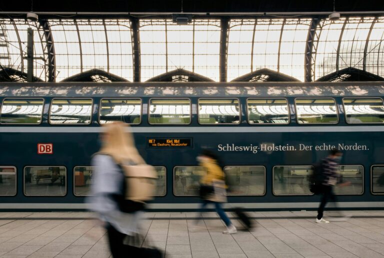 découvrez le plaisir du voyage en train avec notre guide complet sur le train travel : conseils, destinations et expériences inoubliables.