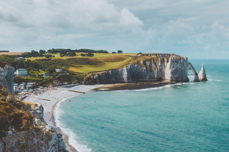 découvrez des destinations insolites en france avec une sélection unique d'endroits méconnus à explorer.