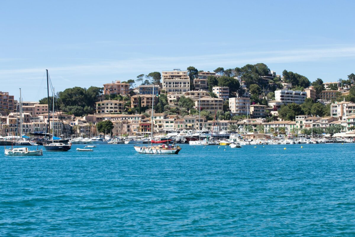 découvrez les îles baléares, des destinations ensoleillées au cœur de la méditerranée, réputées pour leurs plages de sable blanc, leurs eaux cristallines et leur riche patrimoine culturel.