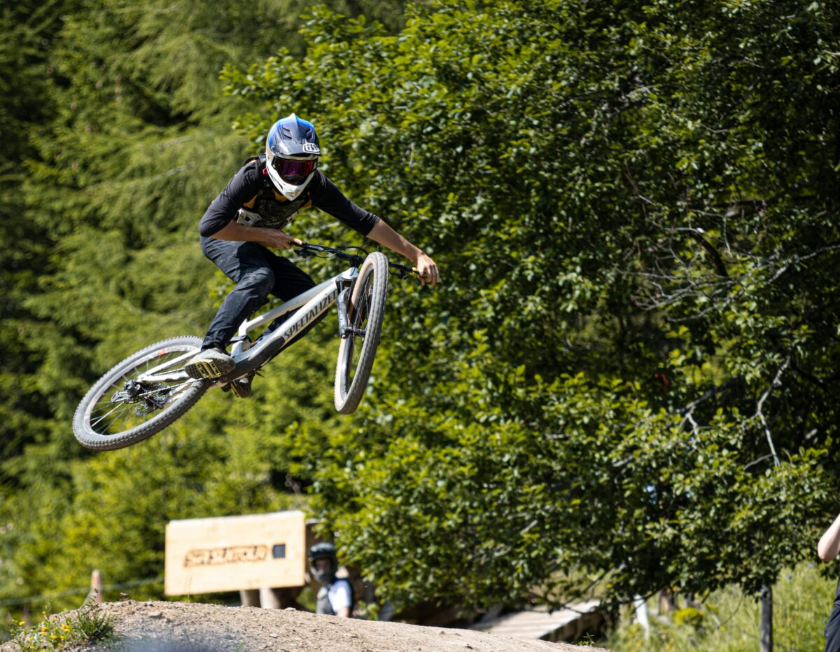 découvrez l'univers du vtt avec notre gamme de vélos tout terrain, accessoires et équipements pour des aventures en pleine nature.