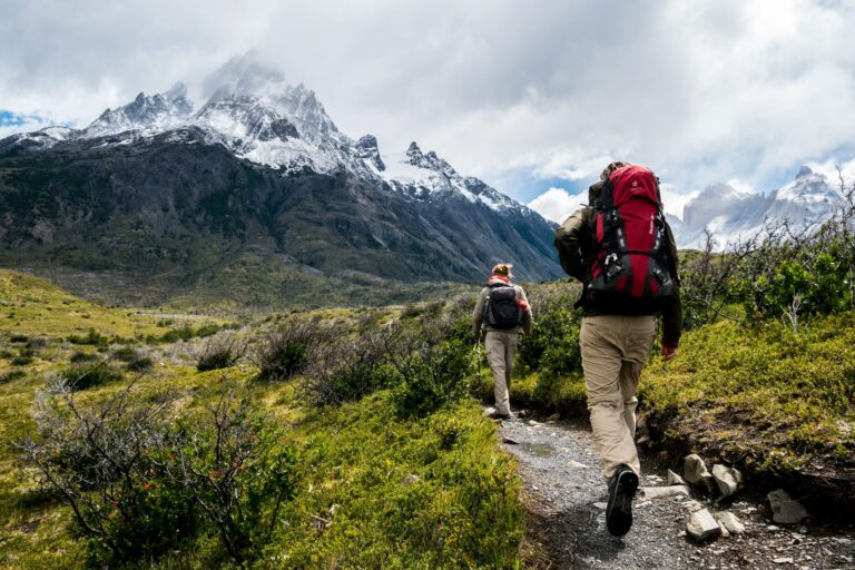 découvrez les plus beaux sentiers de randonnée et vivez des aventures en pleine nature avec notre guide complet sur la randonnée.