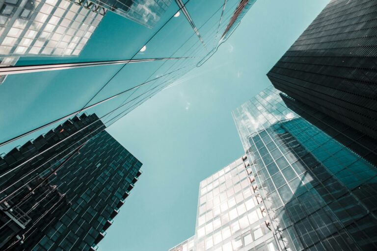 organisez des voyages d'affaires efficaces et réussis avec nos conseils et astuces pour les déplacements professionnels.