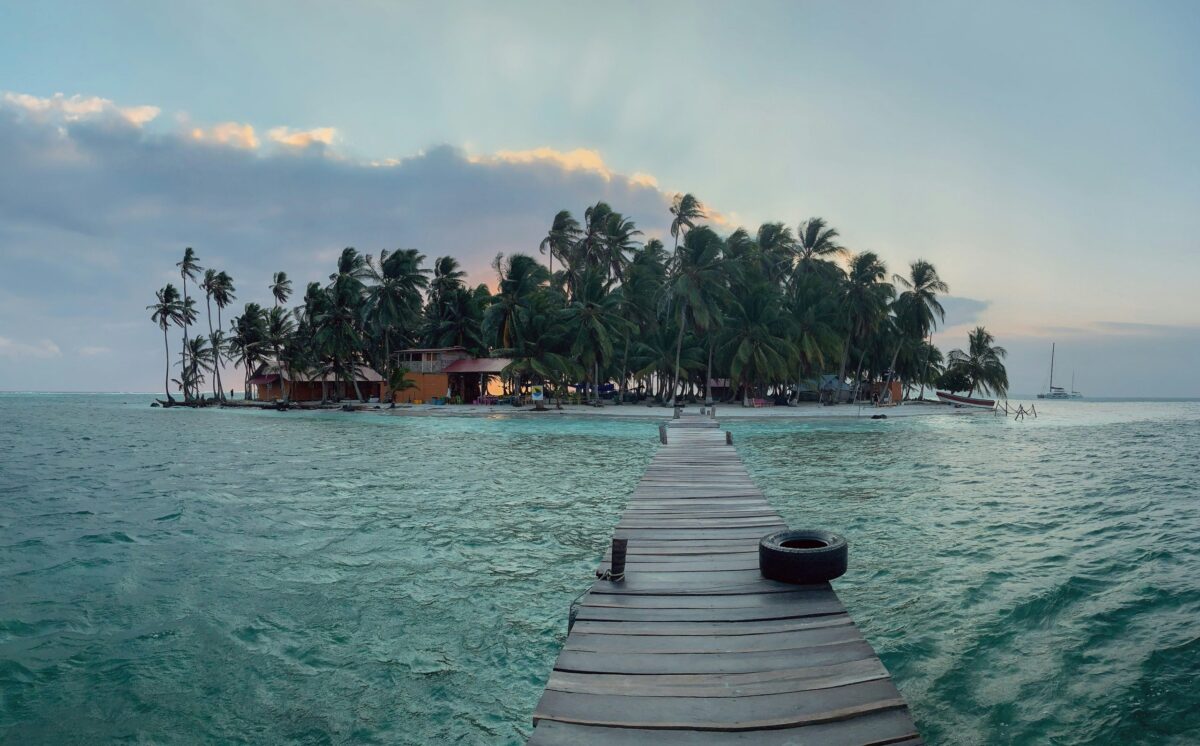 profitez d'une plage privée pour des moments de détente et de tranquillité absolue lors de votre séjour.
