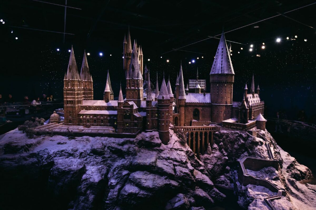 Les Secrets Économiques de Poudlard: Comment La Magie Influence-t-elle la Gestion Financière Du Monde des Sorciers?