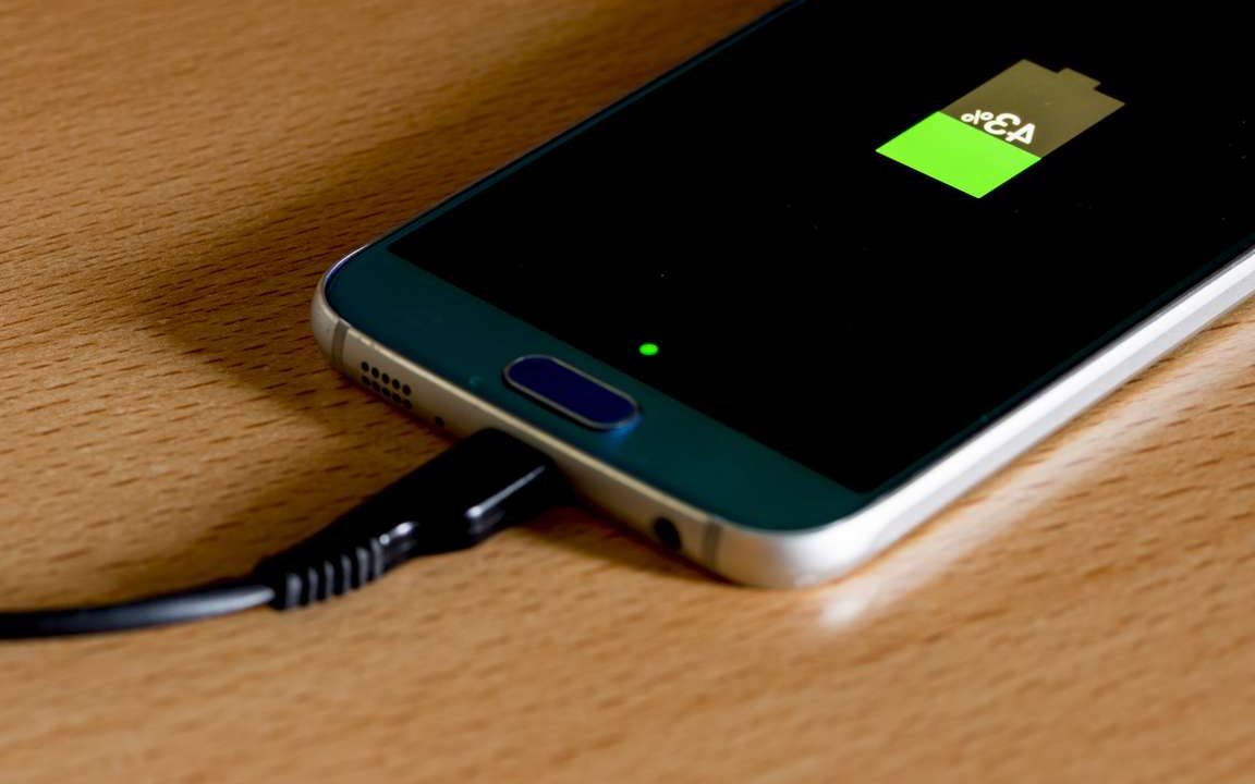 Chargez avec humour: Comment une batterie externe drôle peut illuminer votre journée !