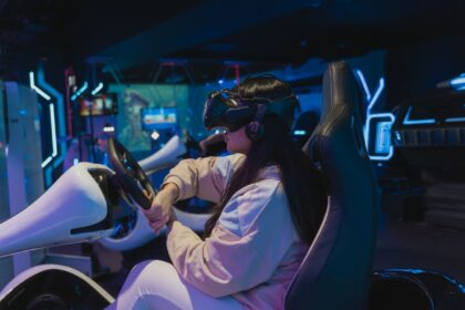 Ambiance d'expérience VR Celestrail dans un monde céleste avec un arc astral