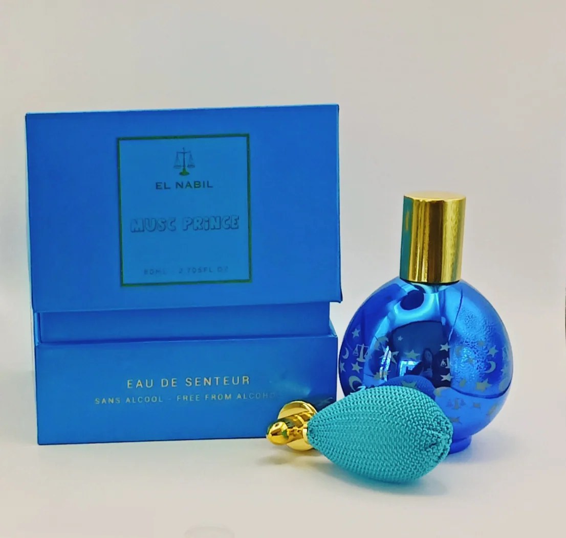 Flacon de parfum au musc posé sur une surface claire
